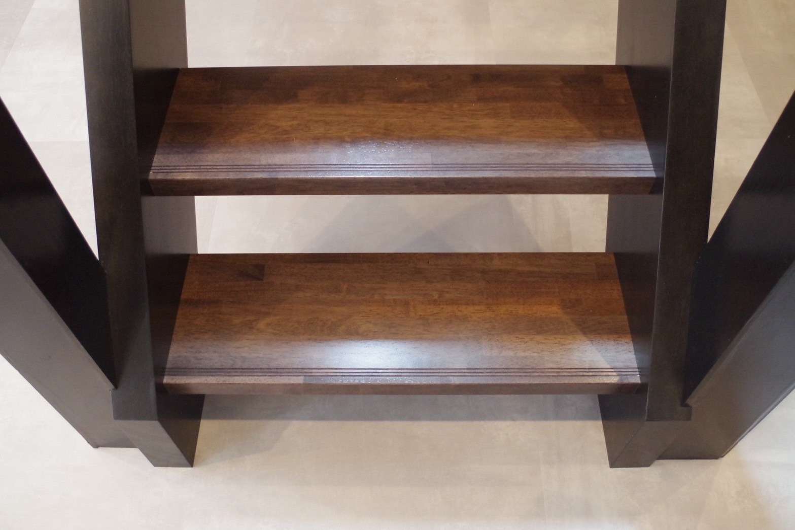 ブラックと深いブラウンを合わせて重厚感のある階段に。