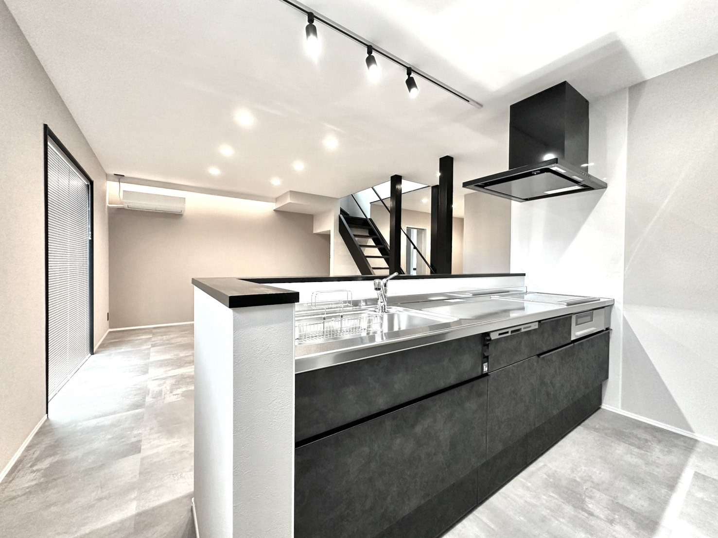 キッチンからもリビングが見える