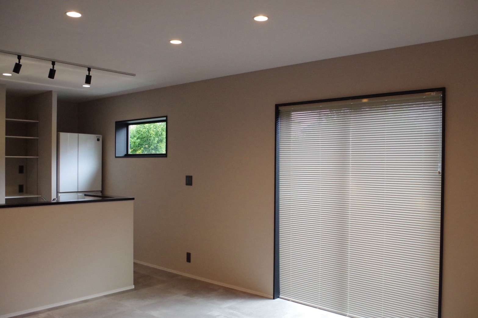 窓にはブラインド