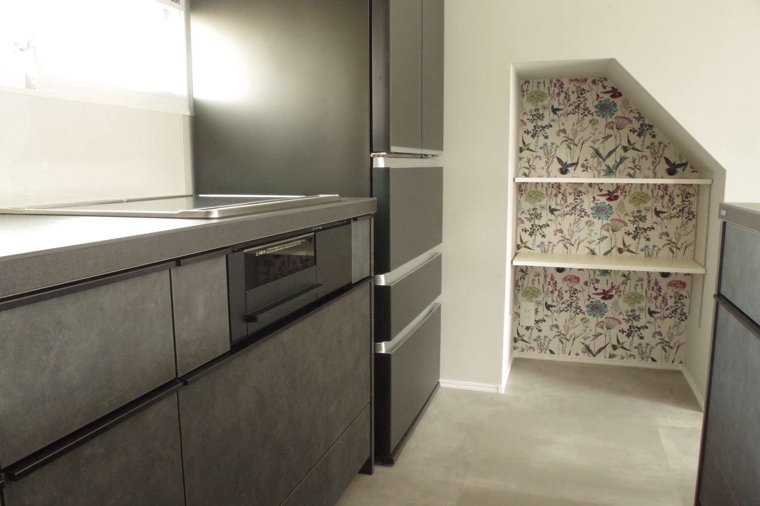 色とりどりのボタニカル柄が映えるニッチ。