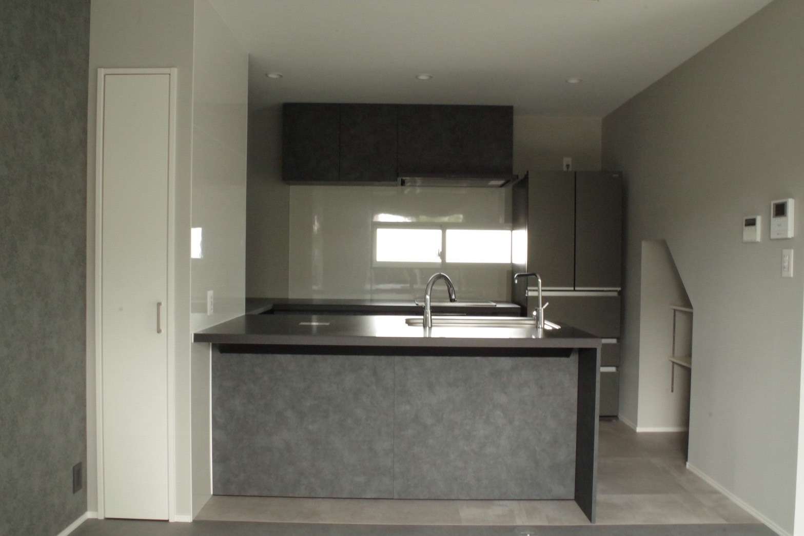 正面から。グレー・ブラックでモダンな雰囲気のキッチン。