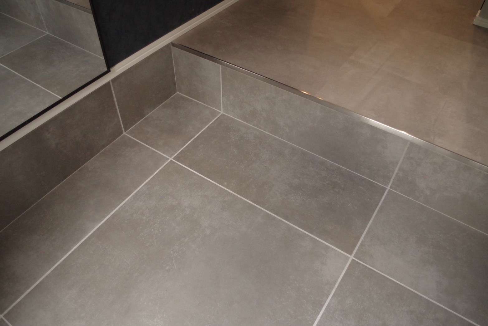 玄関にはグレーのタイル。