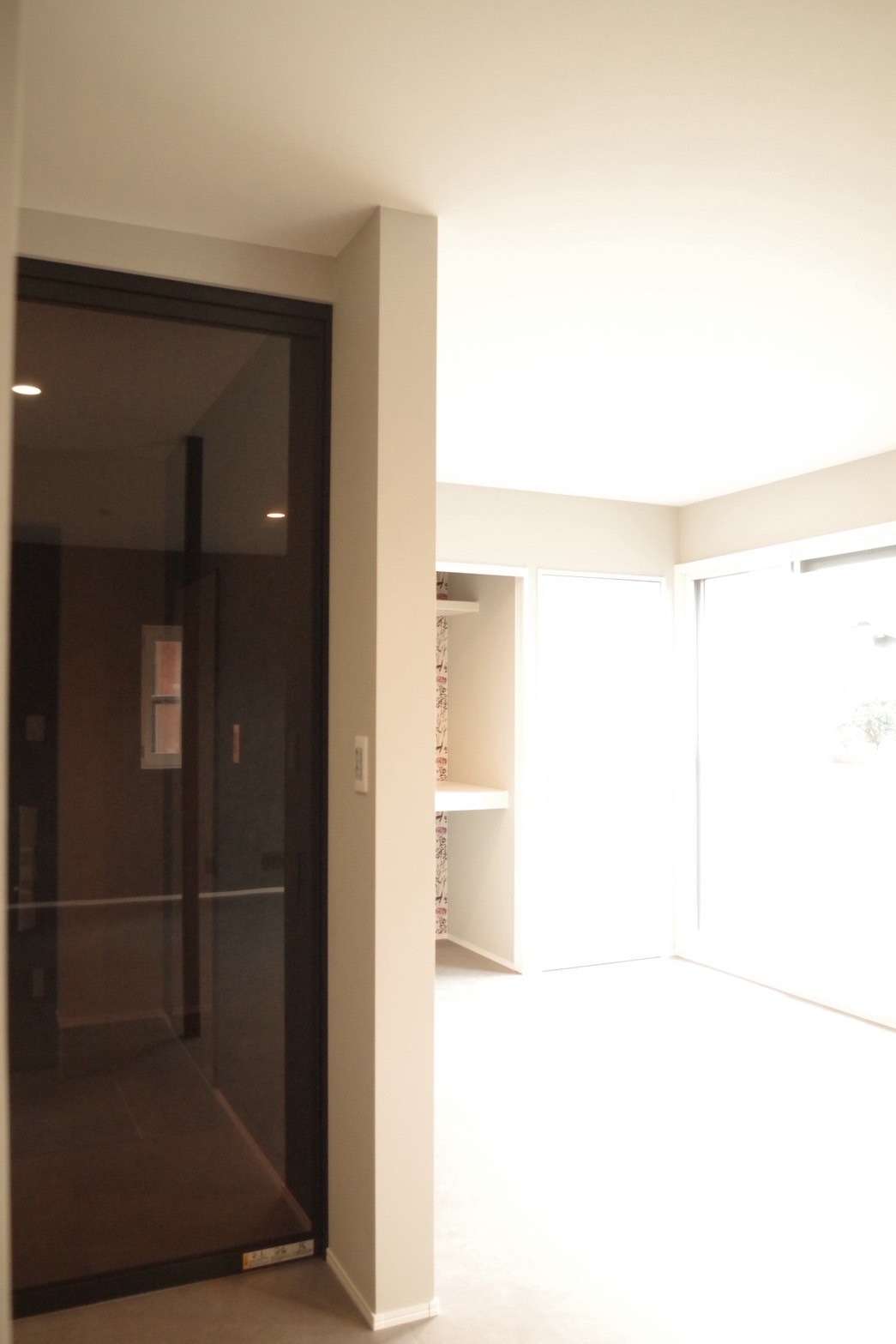 玄関からリビングへの扉はブラックガラス。