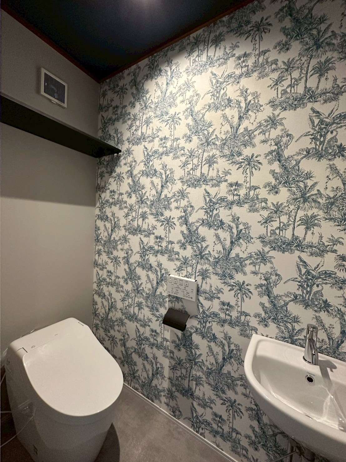 2階のトイレはアンティークなブルー。