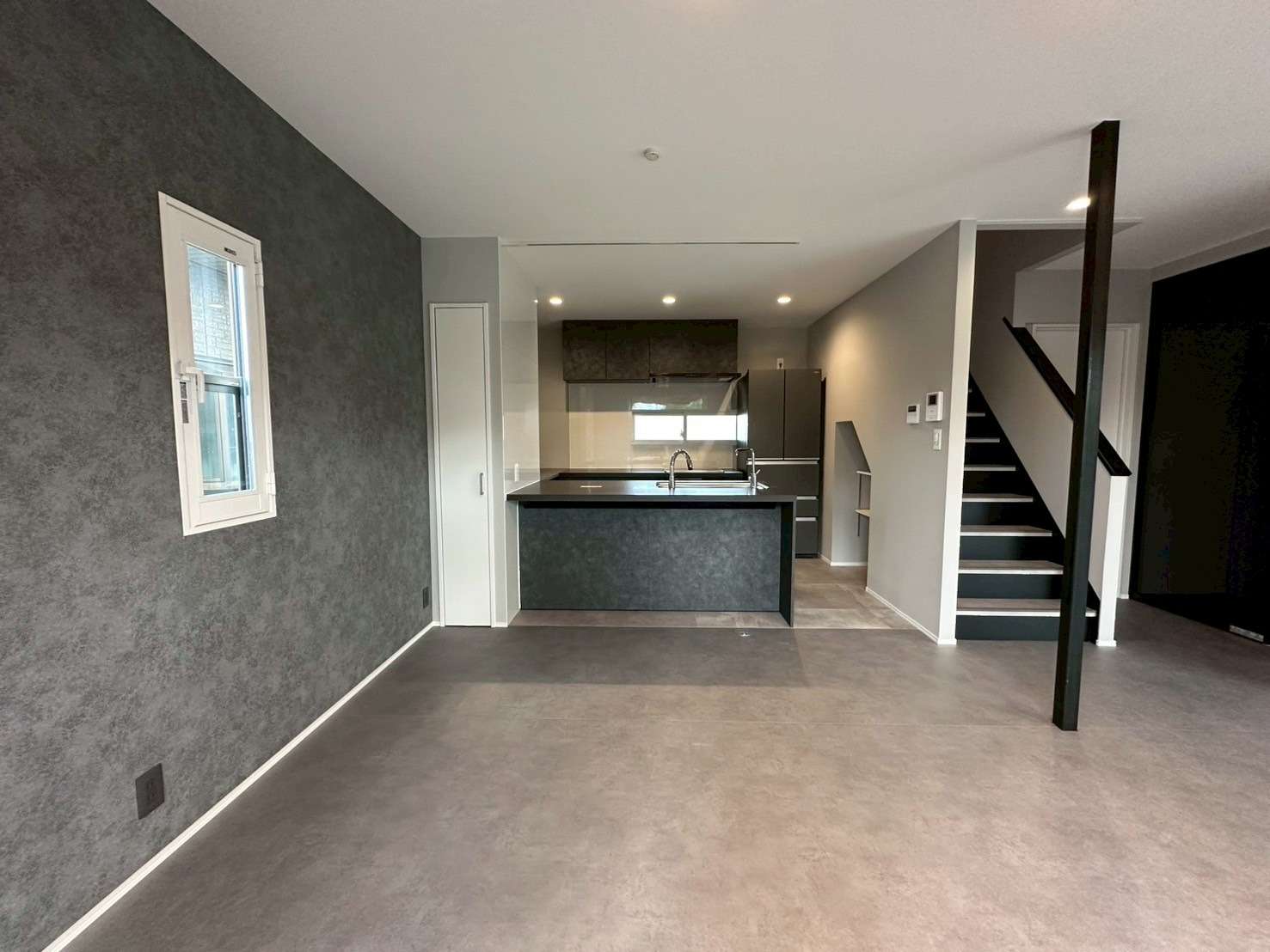 正面から。グレー・ブラックでモダンな雰囲気のキッチン。