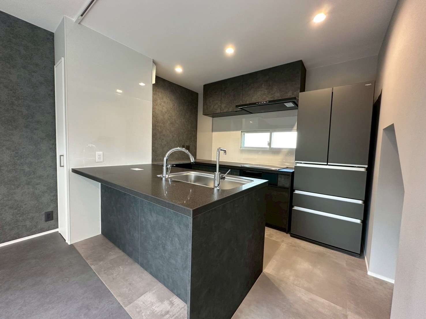 グレー・ブラックでモダンな雰囲気のキッチン。