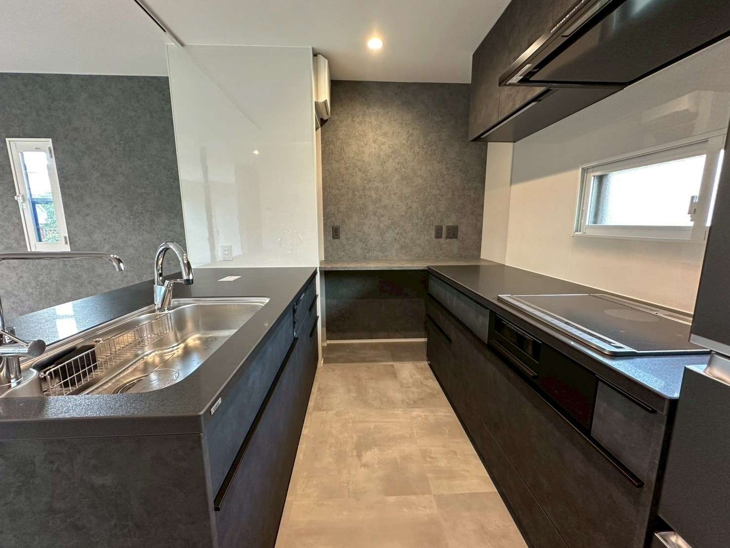 グレー・ブラックでモダンな雰囲気のキッチン。