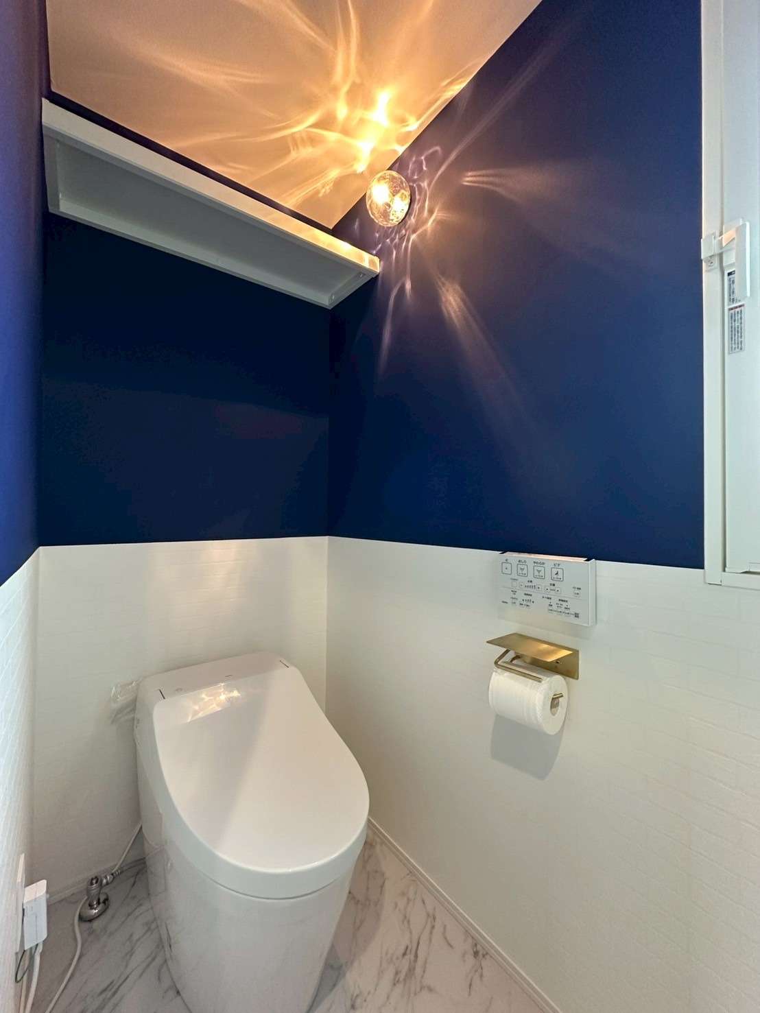 1階のトイレはネイビー・ホワイト・ゴールド。
