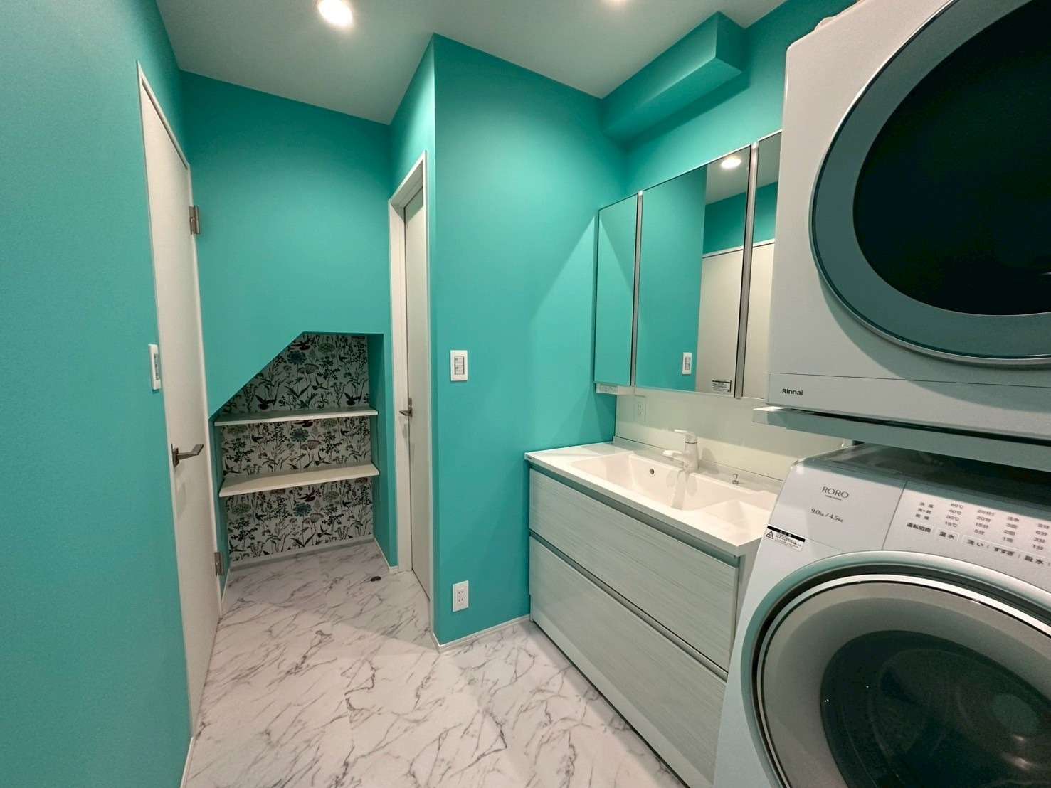 ティファニーブルーが鮮やかなサニタリールーム。