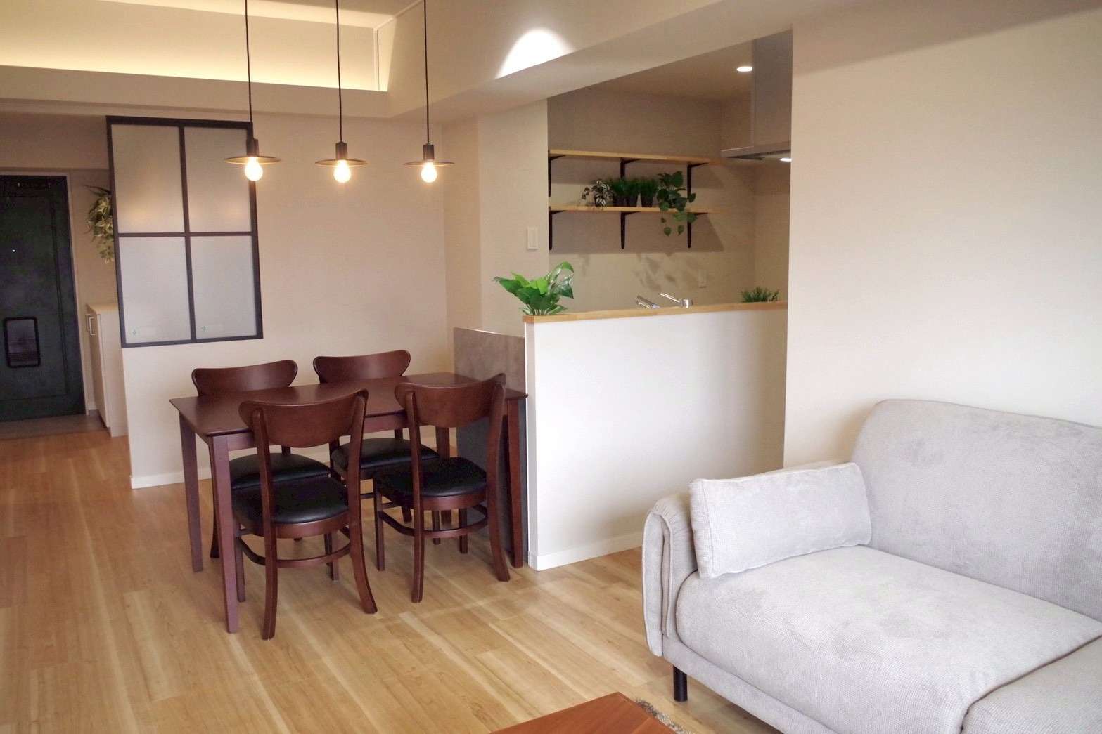 キッチンからもリビングが見える。