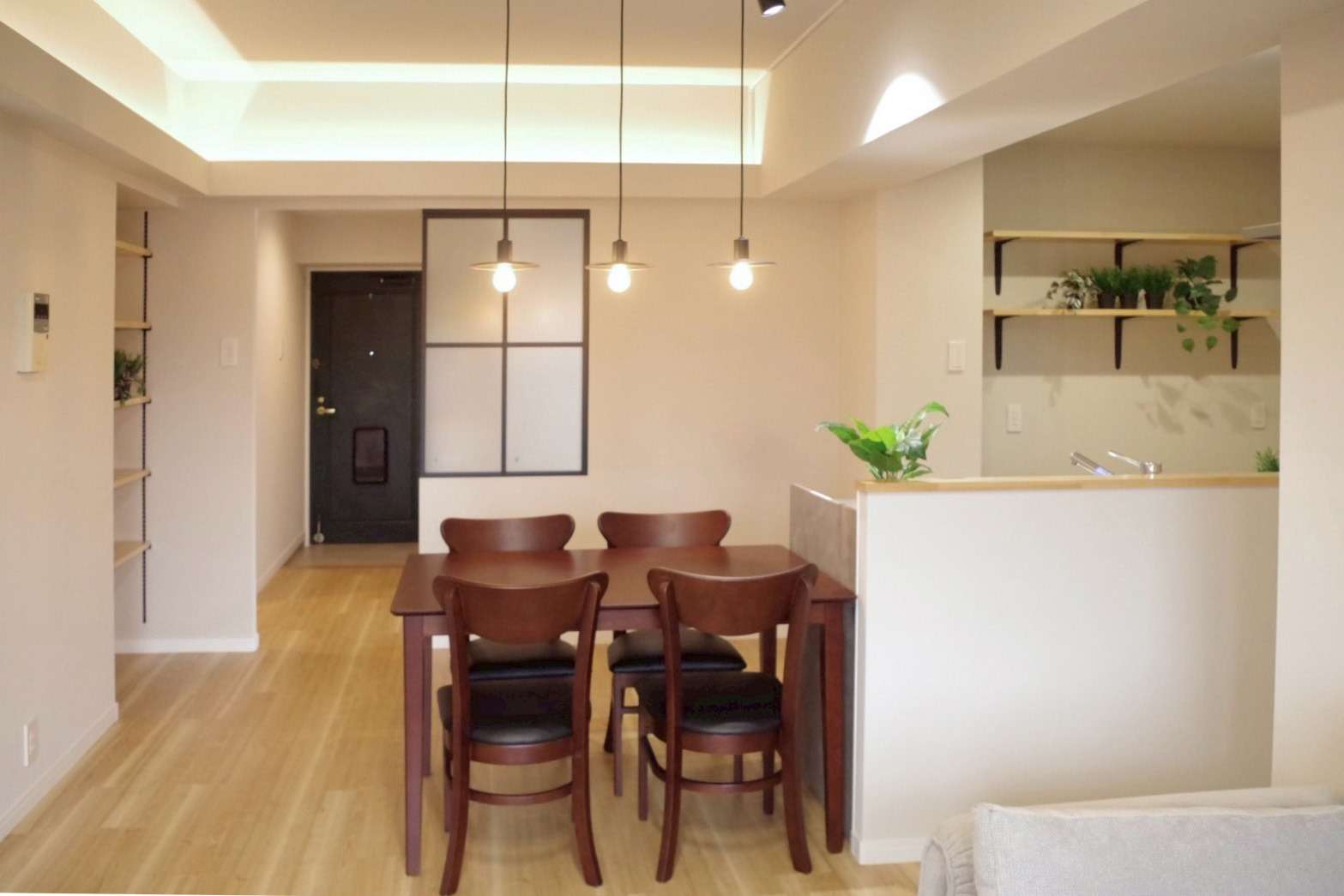 リビングから玄関まで繋がるフロア。