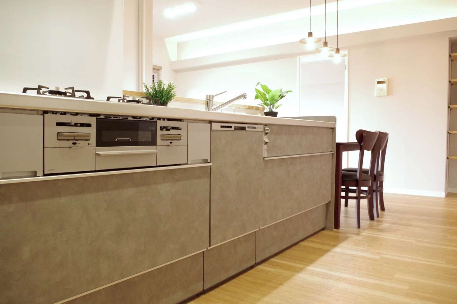 ライトグレーで垢抜けキッチン。