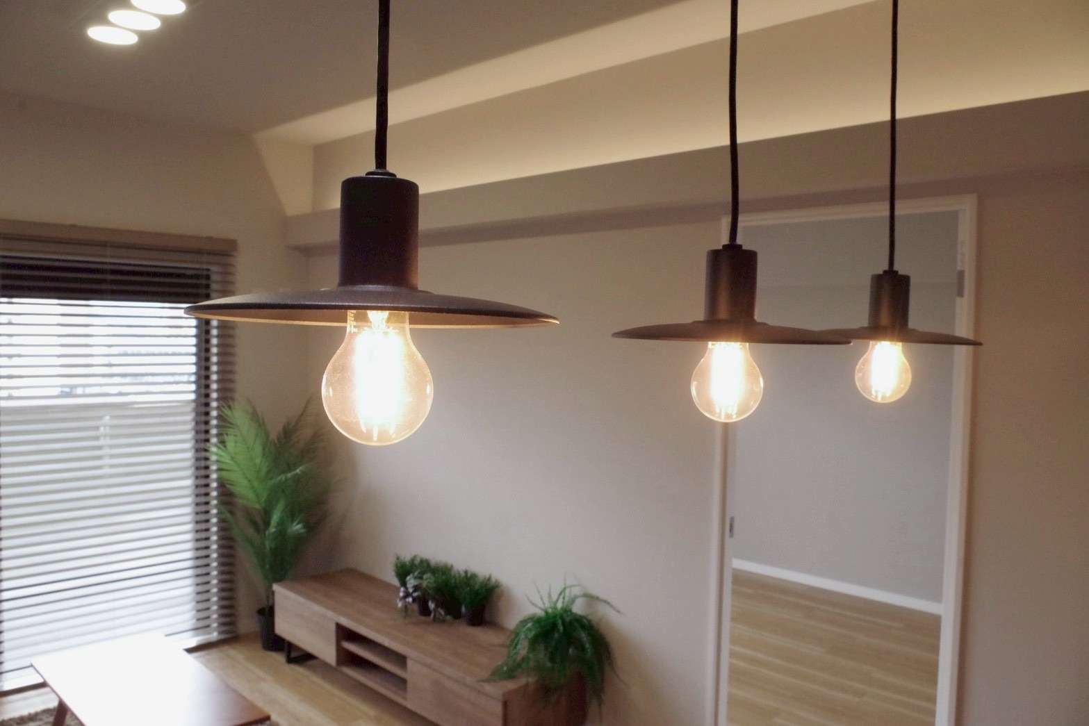 ダイニング上のペンダントライトがポイント。