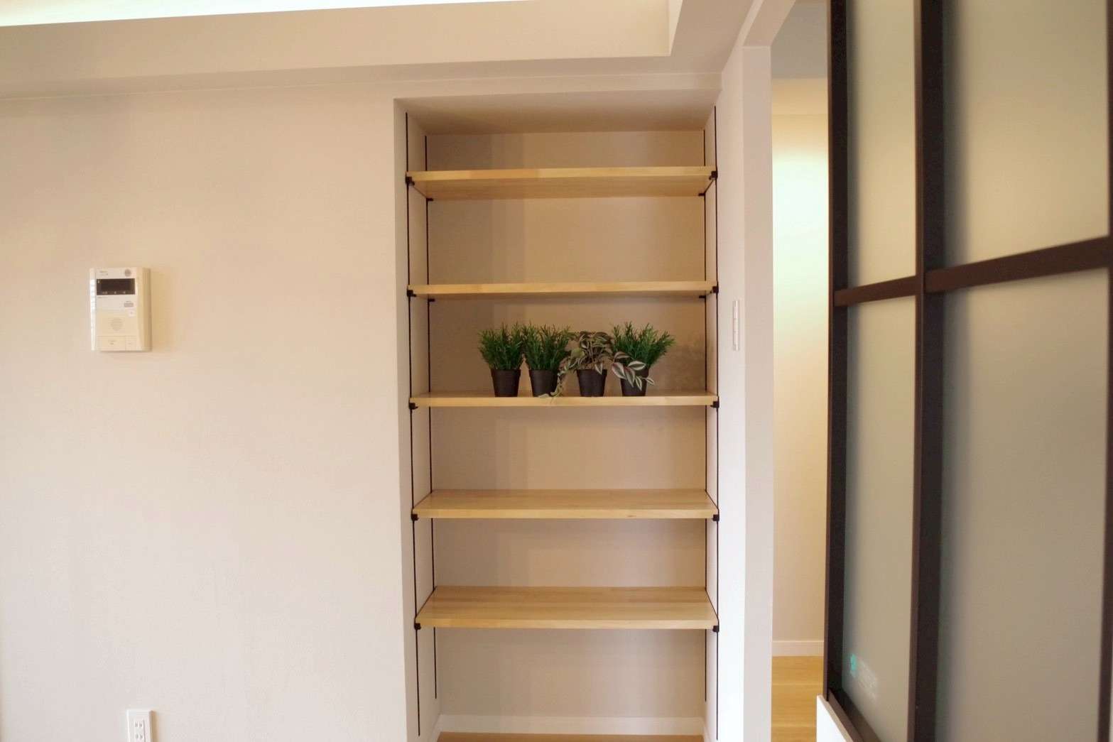 リビングには稼働棚。飾るもよし、収納にするもよし。