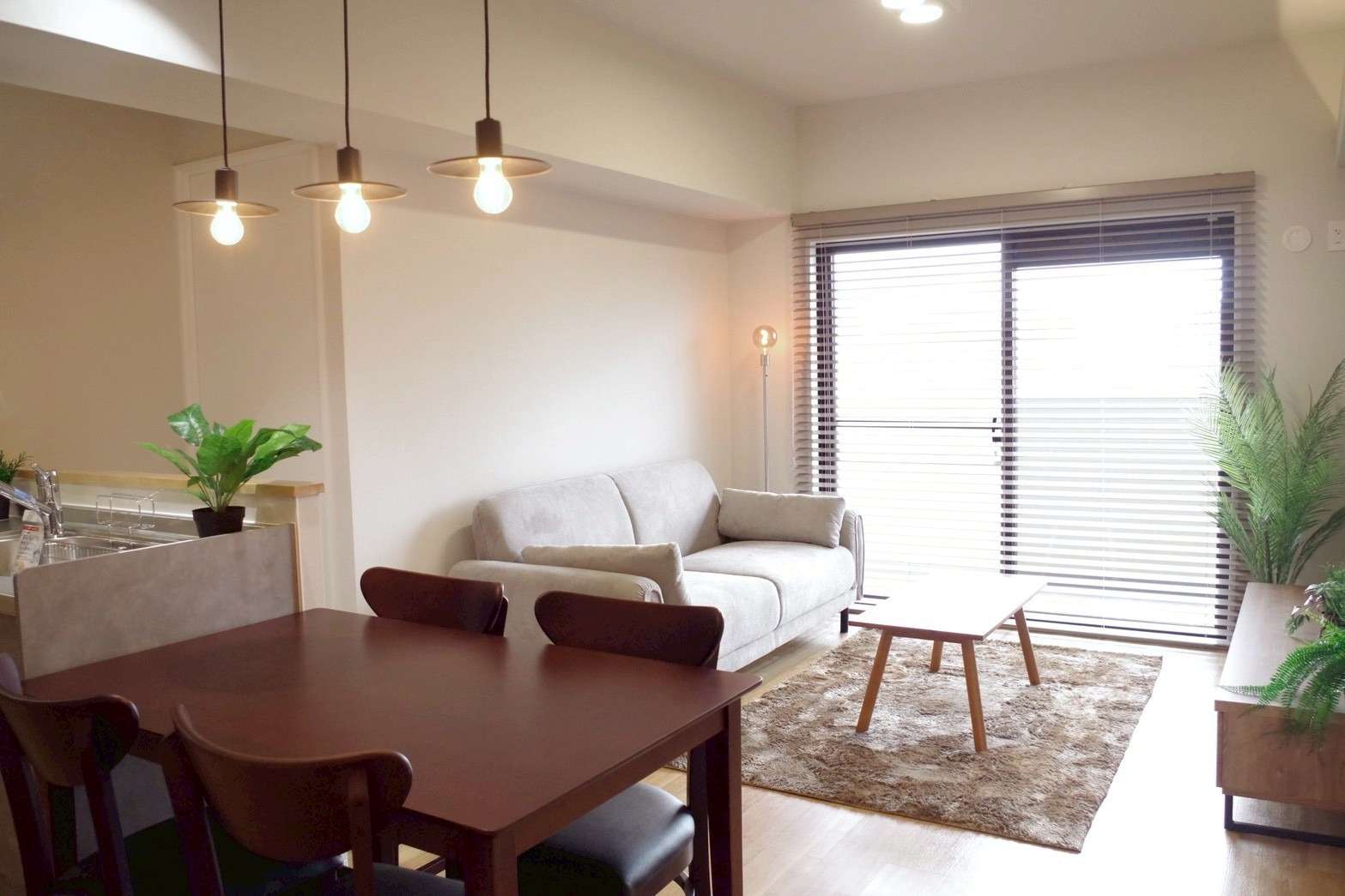 光の差し込むリビング。