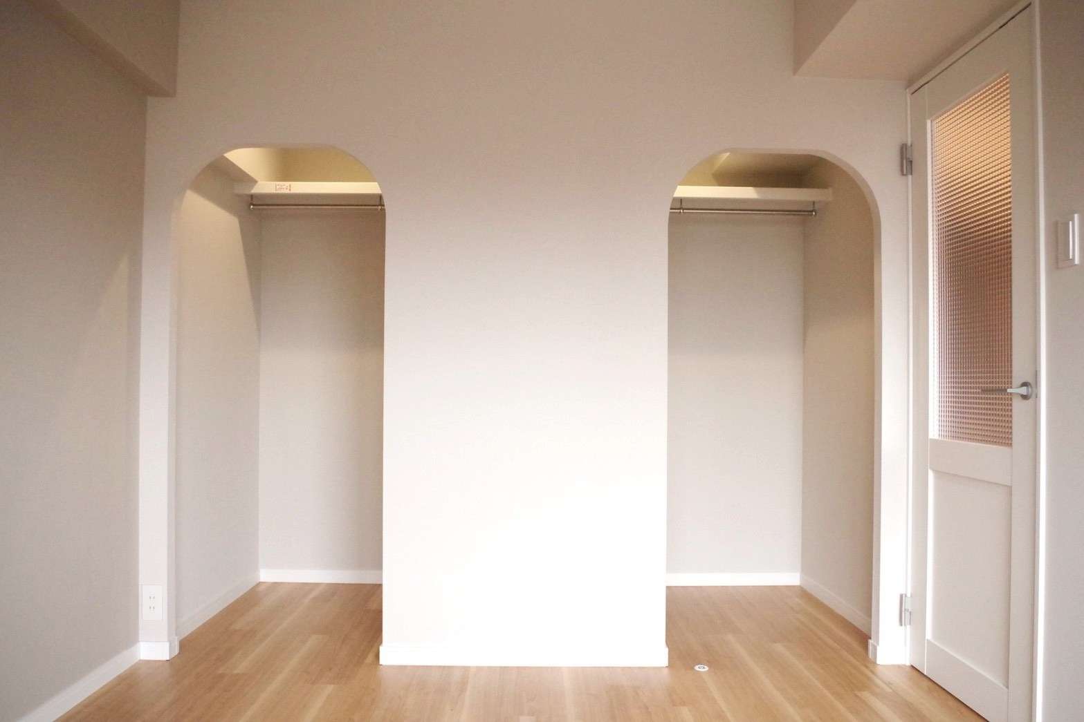 アーチがかわいいウォークインクローゼット。