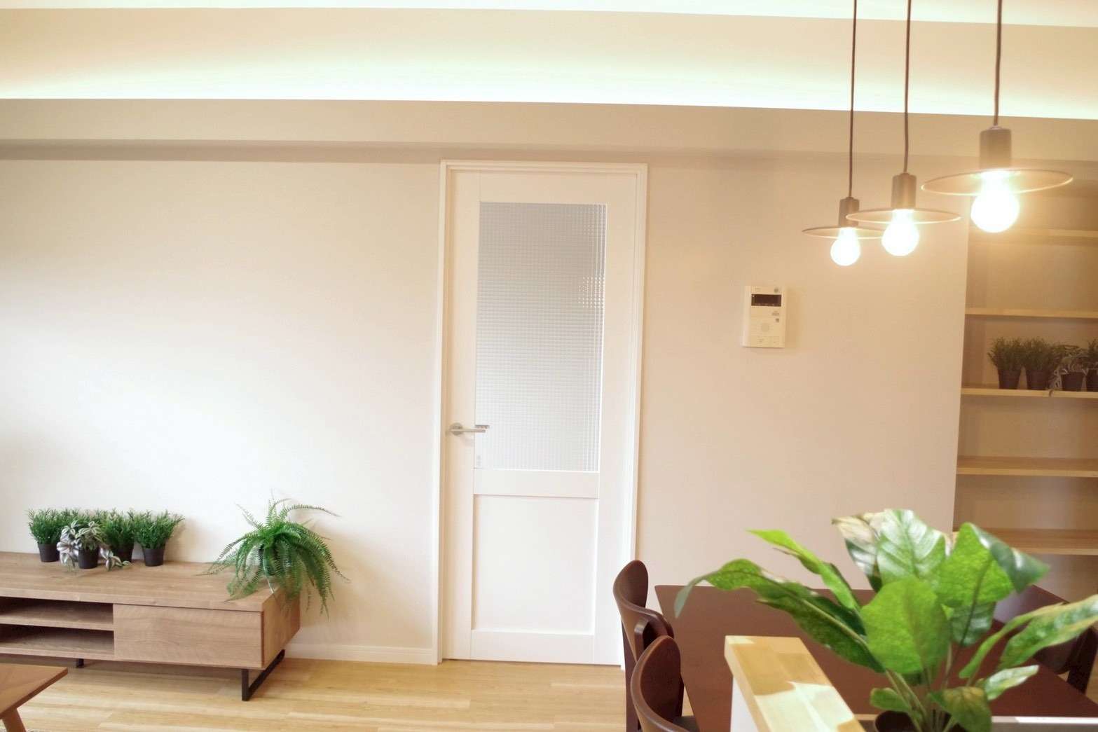 室内ドアは白ですっきりと。