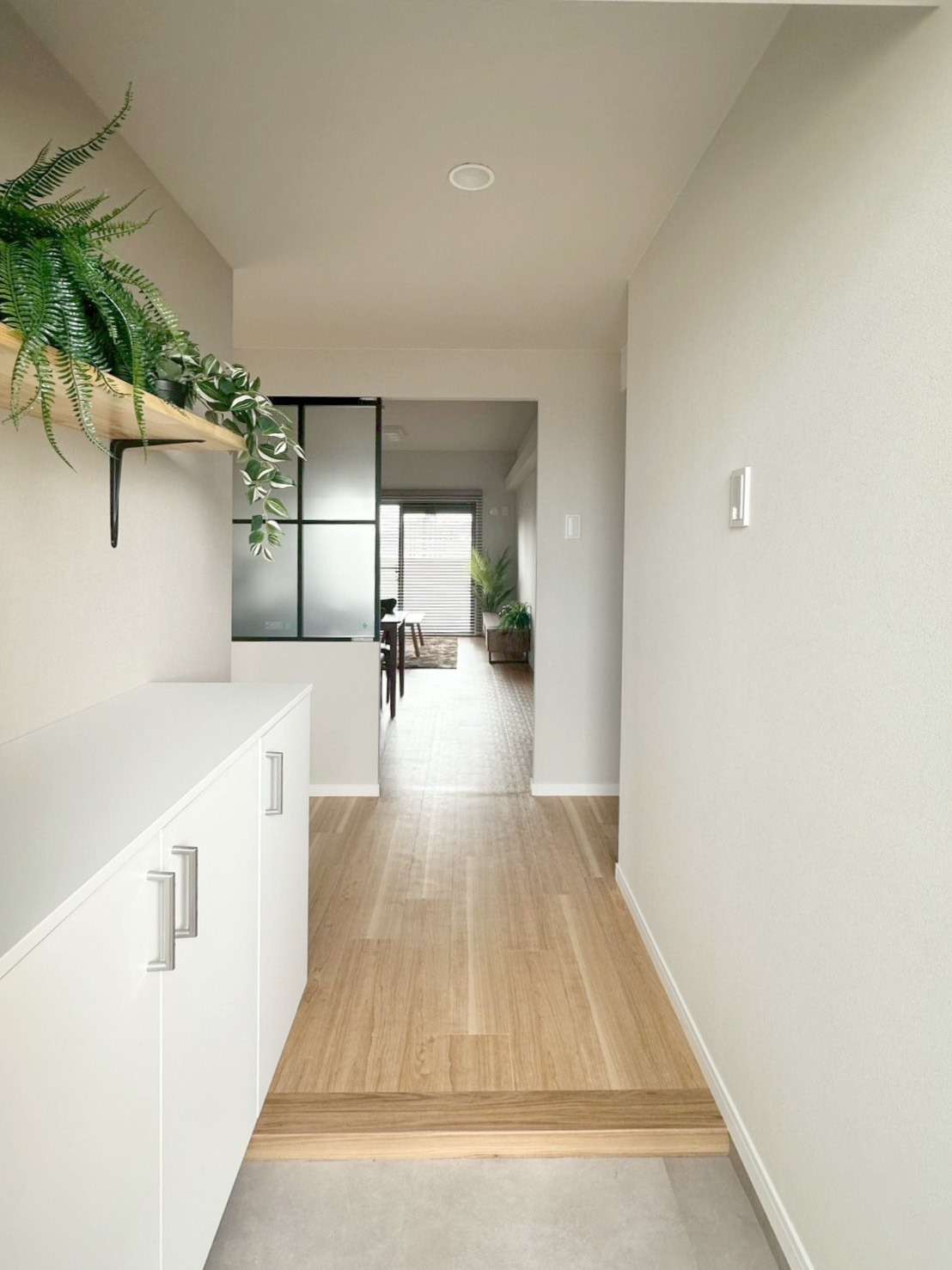 玄関を入ると奥まで見渡せる。