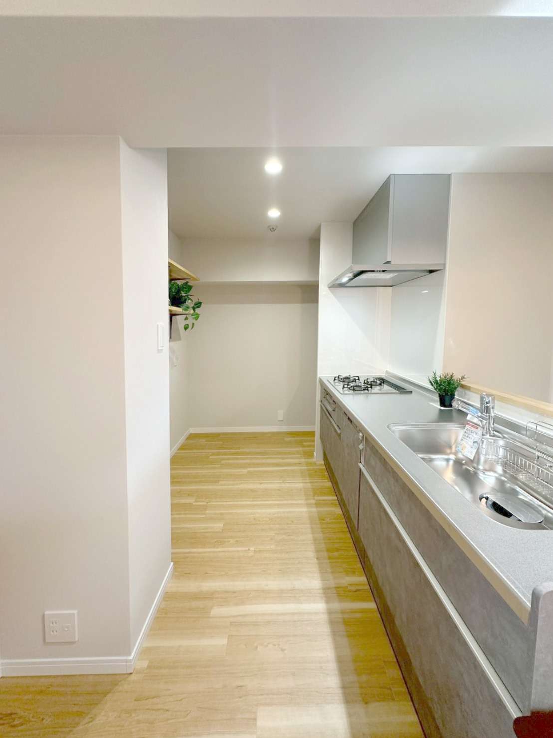 冷蔵庫がすっきりと隠れるデザイン。