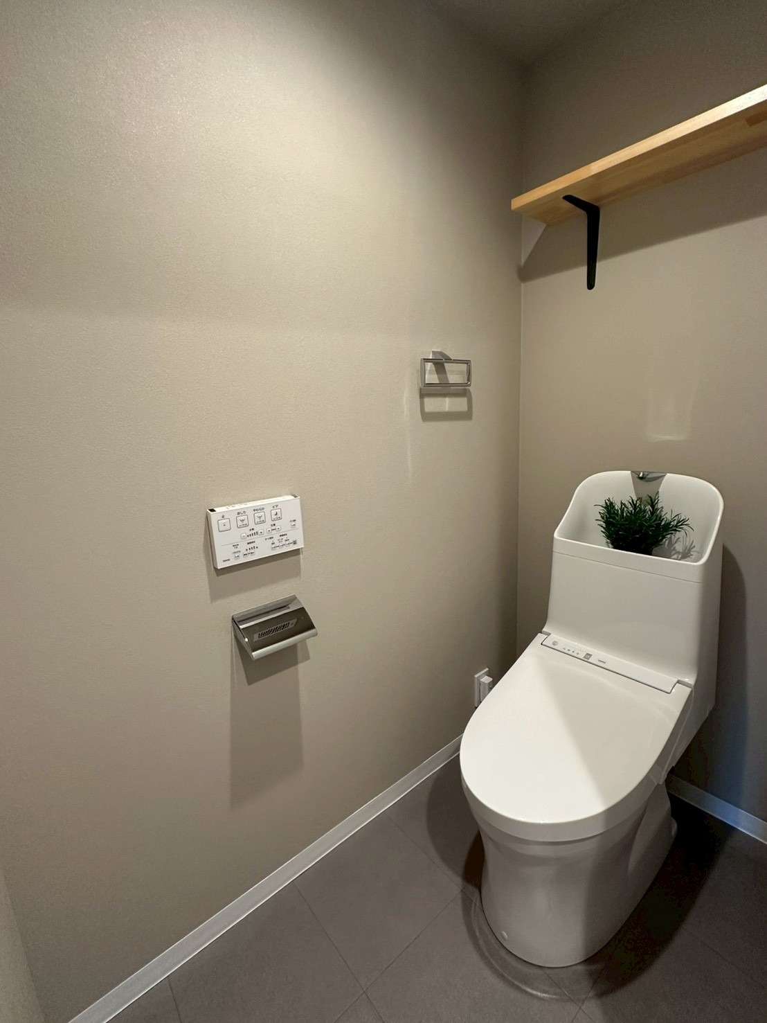 ちょっとした物が置ける棚つきのトイレ。