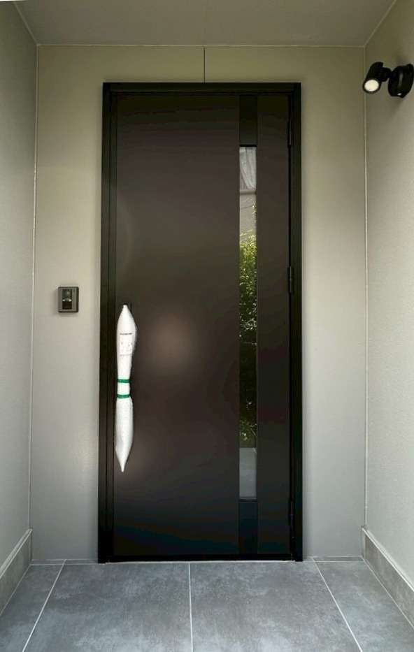 玄関ドアも新しく。